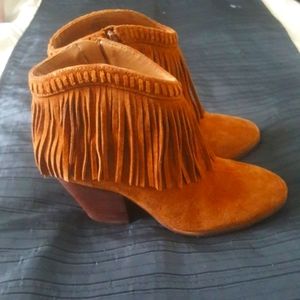 NWOT Gianni Bini Fringe Booties